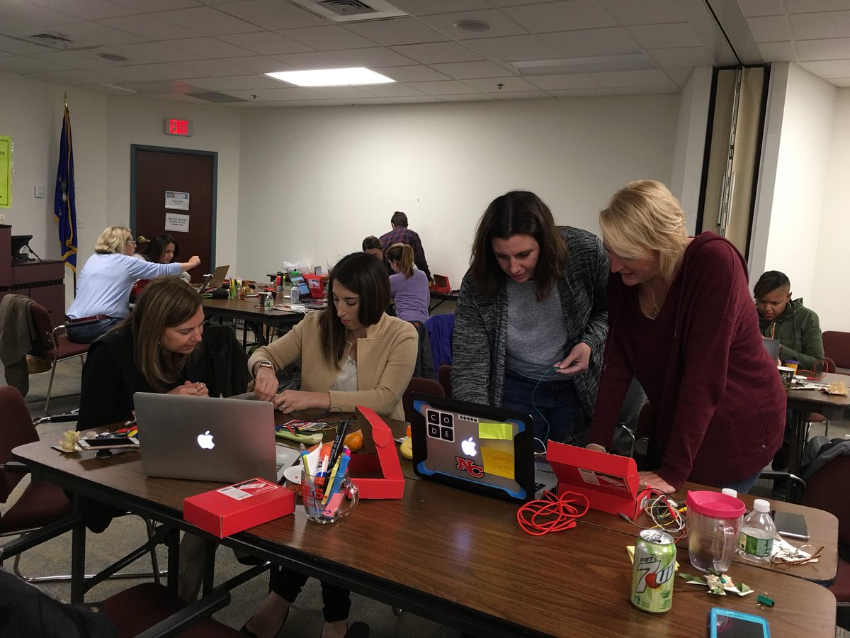 fkompar's tweet image. Great moments of team-work, creative problem-solving and learning at today’s Innovation workshop at @CES_Connecticut @BillDerry #maketolearn