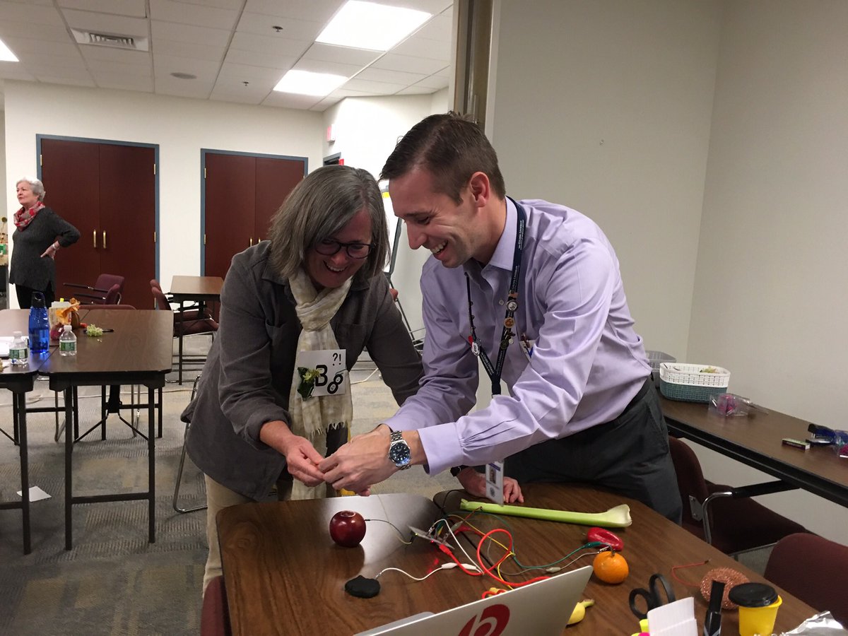 fkompar's tweet image. Great moments of team-work, creative problem-solving and learning at today’s Innovation workshop at @CES_Connecticut @BillDerry #maketolearn