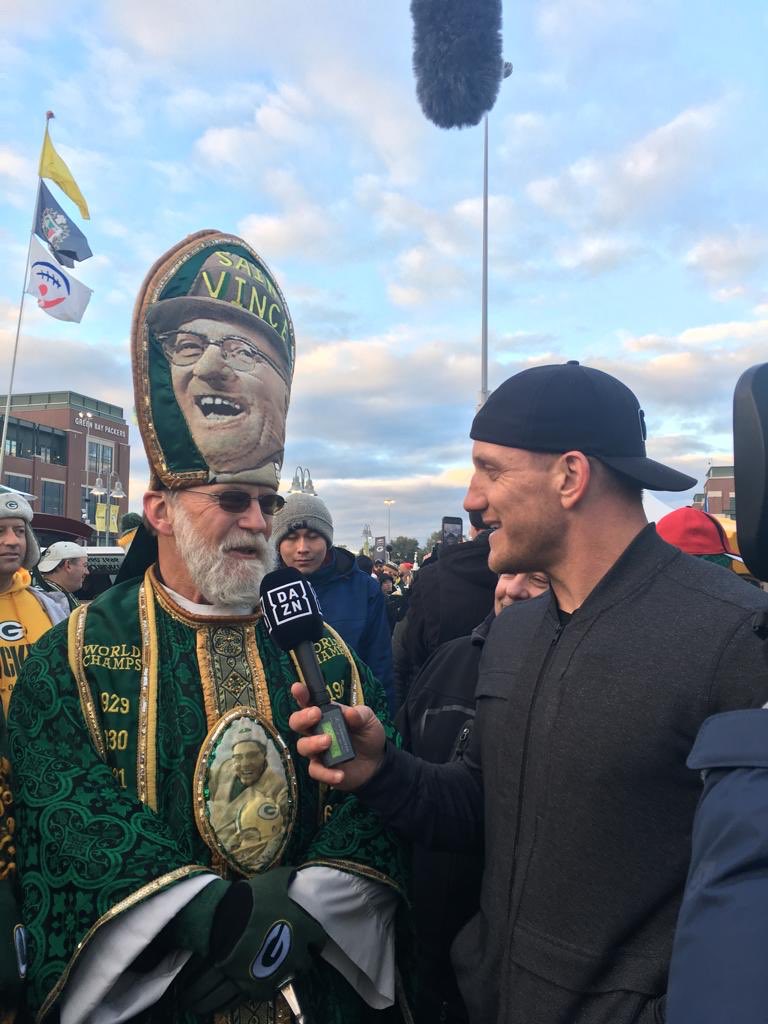 AJ Hawk (@OfficialAJHawk) on Twitter photo 15/10/2018 23:59:05 Talking with some of the Packer faithful! @DAZN_CA @packers Talking with some of the Packer faithful! @DAZN_CA @packers
