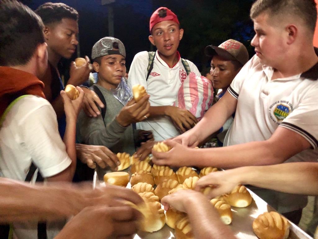 La panadería Dulces Suspiros regala pan a migrantes hondureños al llegar a ...