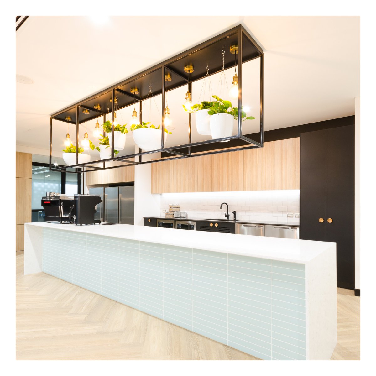 Sheldon_CI's tweet image. ☕️ If you’re going to learn how to make your own incredible coffee from the office, a breakout area like this is just the place to do it! Design and construct - #sheldoncommercialinteriors #design