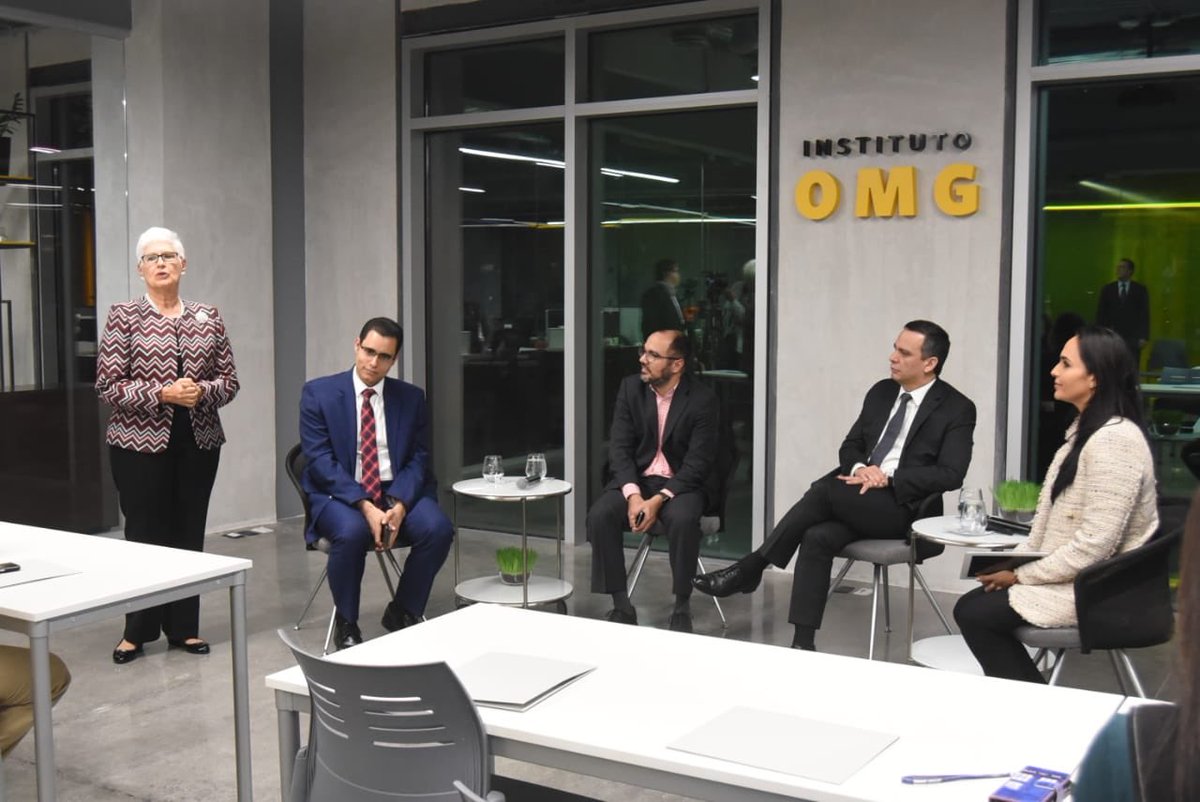 HenryMolina's tweet photo. La idea es motivar el aprendizaje a través de las #tecnologías y, aunque es un reto gigante para nuestro país, está en nuestra agenda. @IndotelRD @InstitutoOMG @JimeneznJuan @ccorcino cc: @jtavarezr
#edtech #elearning #fintechseries #UKinDomRep #instituto_omg #EdTechTalk2018 https://t.co/dC5dPajZsp