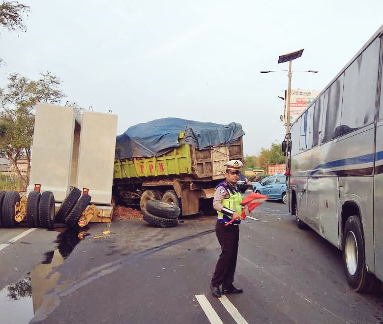 TMCPoldaMetro's tweet photo. 07:13 Kecelakaan di KM 29 Tol Cengkareng (arah ke Bandara Soekarno-Hatta), lalin tersendat &amp; msh penanganan Polri. https://t.co/O0jMHNTMqe