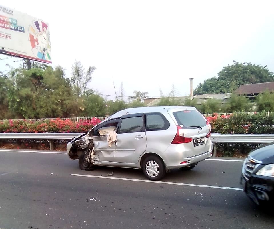 TMCPoldaMetro's tweet photo. 07:13 Kecelakaan di KM 29 Tol Cengkareng (arah ke Bandara Soekarno-Hatta), lalin tersendat &amp; msh penanganan Polri. https://t.co/O0jMHNTMqe
