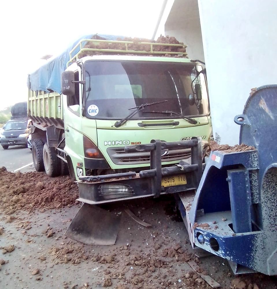 TMCPoldaMetro's tweet photo. 07:13 Kecelakaan di KM 29 Tol Cengkareng (arah ke Bandara Soekarno-Hatta), lalin tersendat &amp; msh penanganan Polri. https://t.co/O0jMHNTMqe