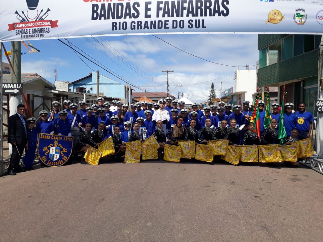 CarolRamuxx's tweet photo. E a nossa família voltou para a casa feliz e campeã!! Esse é o resultado do nosso esforço e amor por essa Banda. Esse Sol tem muito para brilhar ainda, sempre com humildade e dedicação😌
Gratidão🙏🏼
É CAMPEÃOOO
É CAMPEÃOOO
🏆🥇☀💙💛
É O CASTRO!!!!!
#AGB2018 #BandaCA https://t.co/kHdUMid1BQ