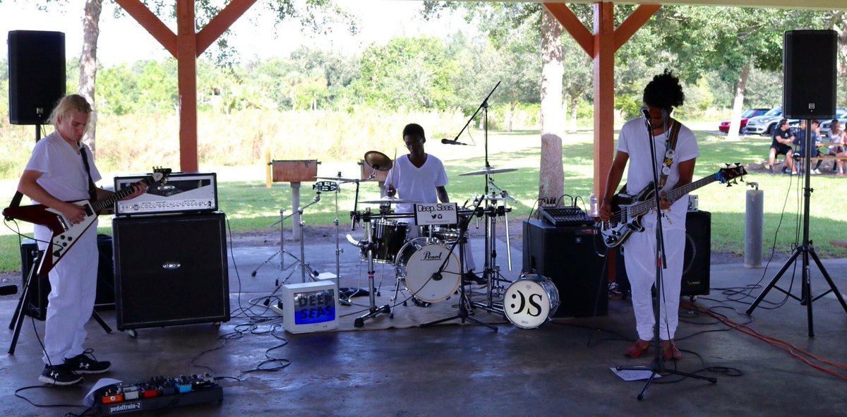 deepseasmusic's tweet photo. white. https://t.co/KaCRzP9KR0