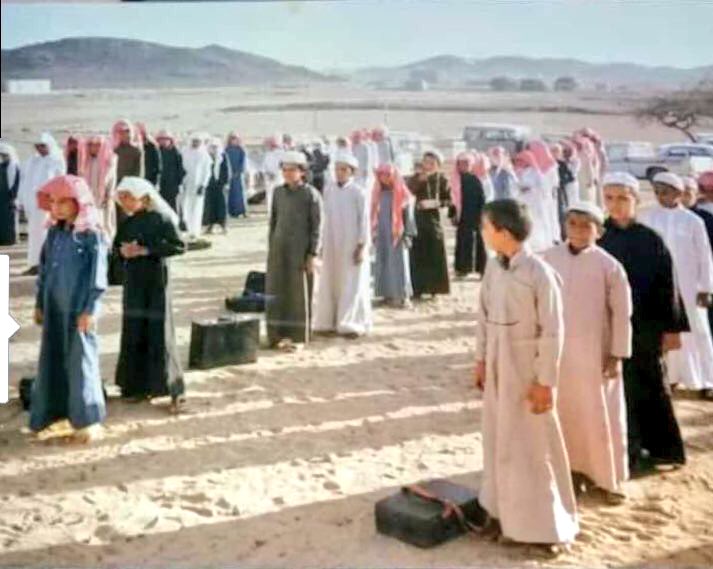 zmanjamel's tweet photo. طابور صباحي في الهواء الطلق في مدرسة الشيق عام ١٤٠٥هـ
#صور_قديمة_لزمن_جميل https://t.co/fJguiHzMPl