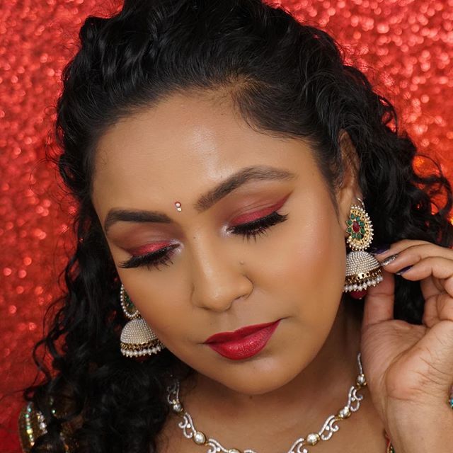 deepigem's tweet photo. Have you seen my makeup look in my red look..go watch ..it’s live!!
.
.
.
.
.
#navratrimakeup #mumbaiblogger #mumbaimakeup #navratrimakeuplook #navratri2018 #garbalook #festivemakeup #indian_makeup_society #ffjovi #indianyoutuber #indianyoutubers #dallasblogger #indianblogge… https://t.co/9XGlDmeMe9