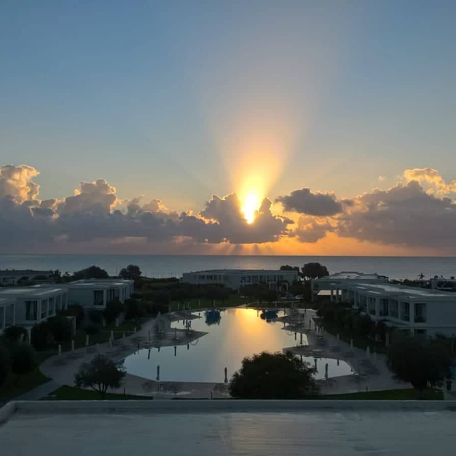 MWLevante's tweet photo. @mwholidays 
#mwmoment 
Amazing sunrise this morning!
☉🇬🇷 https://t.co/SwaBpzhi6v