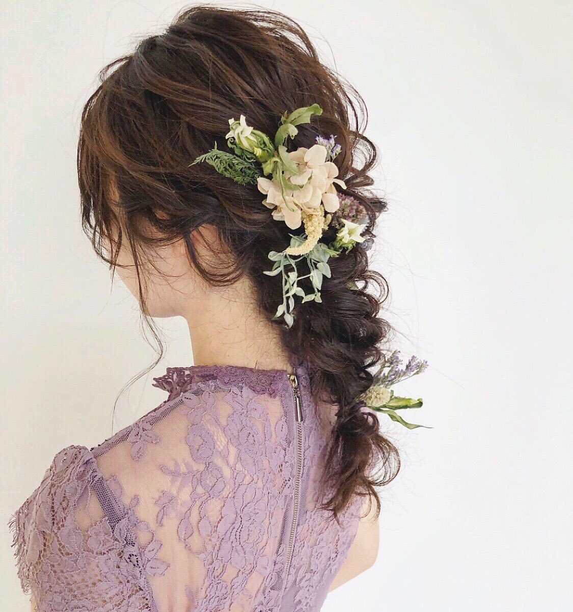 Hairmake 玉田智也 在 Twitter 上 ドレスに合わせて柔らかい編みおろしヘアスタイルにお花のヘッドドレスを使用して大人可愛い仕上がりに 呼ばれアレンジ オシャレ自由 オトナかわいい オトナ女子 結婚式ヘアアレンジ 花嫁ヘア 秋コーデ 大人かわいい