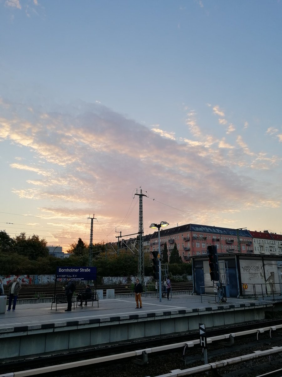bildungsWert's tweet photo. Guten Morgen. Heute bin ich wieder im "Auftrag" des Klassenrats unterwegs.
Freue mich auf Siebte Klassen (#SuS und #LuL), die sich auf den Weg machen, mit dem #Klassenrat die Demokratie im eigenen (Schul)Alltag sicht- und erlebbar zu machen. #Kaffee #zeitig https://t.co/csSQphJDwe