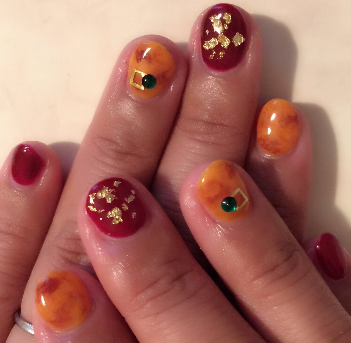 yu_chungb's tweet photo. 🍁autumn design 4,000yen🍁

ボルドーカラーとべっ甲を組み合わせた秋ネイルです✨
今回はストーンアートを金箔に変更しました✨ https://t.co/dKUjXgyEeq