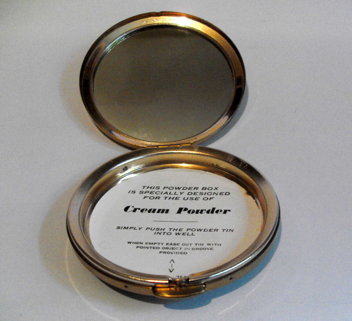CartersCollecta's tweet photo. #Vintage solid powder compact 

#BestOffers considered

#CFS7489 #WDYT #followvintage #vintage #ebayvintage #ebayShop #antiqueclique #ebay #noths #giftideas #compacts #vanity #grooming #powdercompacts #makeup #vintagemakeup @ebay
https://t.co/QbBYL172oB https://t.co/gBQugF82Us