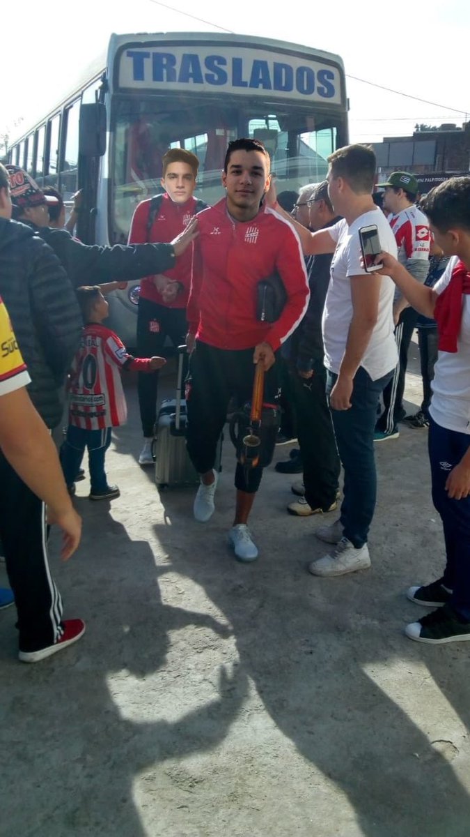 LosEsters's tweet photo. Una de las imágenes de la llegada de los jugadores al hotel @HiltonHotels. Una gran multitud estuvo esperando a los jugadores. 
@LaroccaEzequiel y @SantanaNicoo estuvieron sacándose fotos y firmando autógrafos con la gente. https://t.co/VGW8jYJfOf