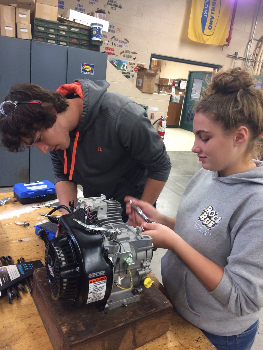 CV_AgSciences's tweet image. Small gas engine disassembly has begun in Ag Power &amp;amp; Technology! Ss will learn diagnostics, troubleshooting, and maintenance skills via hands-on practicums over the next 8 weeks. #InnovateCVSD #TeachAg #AgEdu