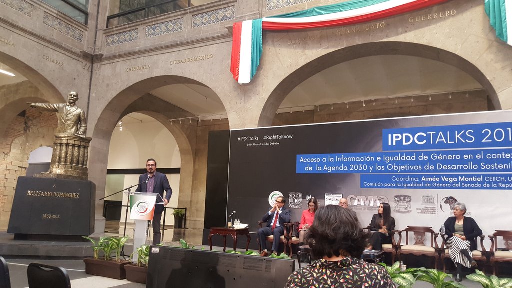 albana_shala1's tweet image. Leopoldo Maldonado, next the statue of Belisario Dominguez, the martyr of the nation,  telling the story of Lydia Cacho #IPDCTalks in México. His pleas and fights for justice, for the protection of brave journalists like Cacho, so they do not become the martyrs of the 21 century!