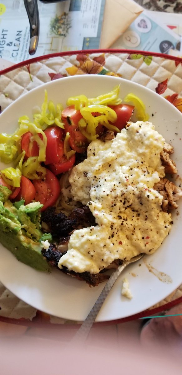 KafeKeto's tweet photo. #keto #blackened #canjun #hellflake #chickenbreast #kerrygoldbutter #zuchinnipasta #alfredo #butter #lambchoppercheese  #pepperjackcheese  #creamcheese #heavycream #pepperonicini #gardenfresh #heirloomtomatos #treeripened #avocados and other #shit https://t.co/Cje4ah0eYU