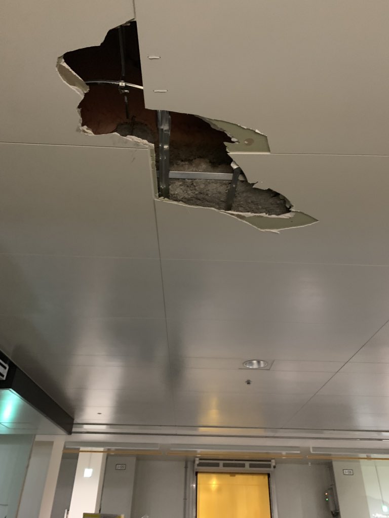 豊洲市場 フォークリフトで天井に穴が開く 移転反対派 操作のせいじゃなく天井が低いからだ Togetter 豊洲市場 フォークリフトで天井に穴が開く 移転反対派 操作のせいじゃなく天井が低いからだ Togetter