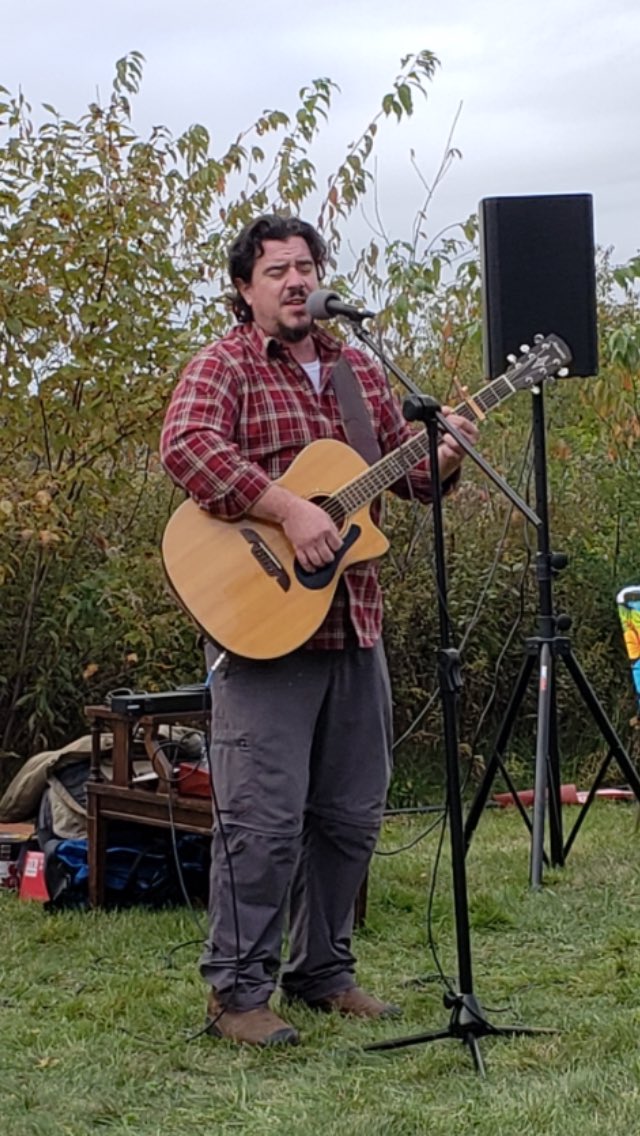 INGEARMUSIC's tweet photo. Tasty strumming @ Fall Farm Fun Day 10/6/18 Cape Neddick ME https://t.co/lTaf0n6vkL
