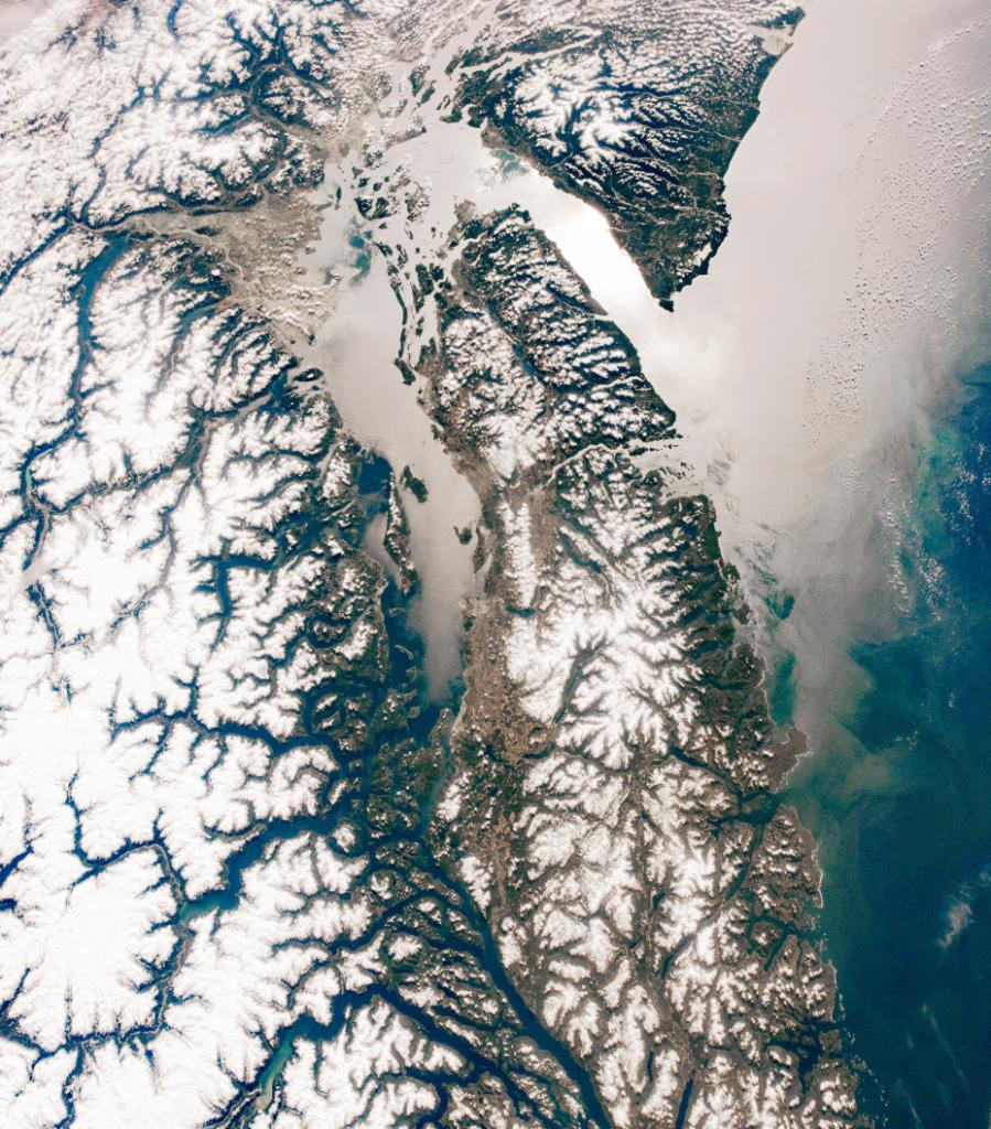 NASA's tweet image. Snow-covered springtime emerging over Vancouver, captured from the @Space_Station. This area of the Pacific Northwest is rich in natural beauty and resources. Dive in: go.nasa.gov/2NIjtlv