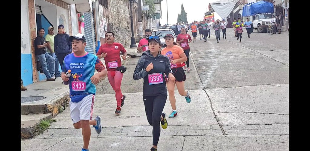 3_0Digital's tweet photo. Equipo de #NuevoSigloTelevision presente en la carrera atlética  de los 7 barrios, en el marco de la fiesta  titular Octubre #Tlaxiaco2018.
Seguimos sumando medalllas, porque el deporte es salud. @NuevoSigloOax @AlexNstv @NoticiasMcNews @libertadoaxnews @pulsopoliticoax https://t.co/RQNVvTdBuP