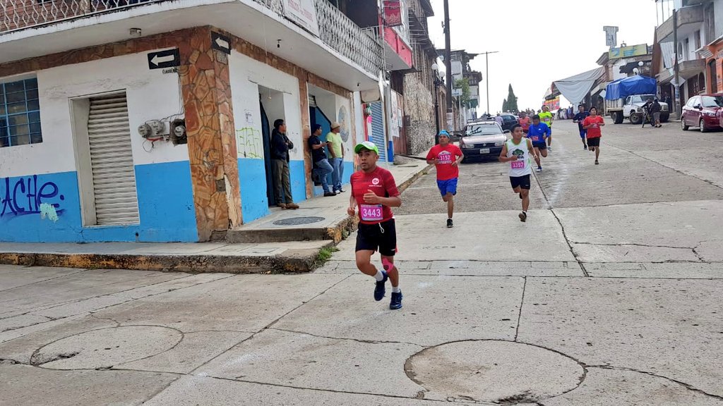 3_0Digital's tweet photo. Equipo de #NuevoSigloTelevision presente en la carrera atlética  de los 7 barrios, en el marco de la fiesta  titular Octubre #Tlaxiaco2018.
Seguimos sumando medalllas, porque el deporte es salud. @NuevoSigloOax @AlexNstv @NoticiasMcNews @libertadoaxnews @pulsopoliticoax https://t.co/RQNVvTdBuP