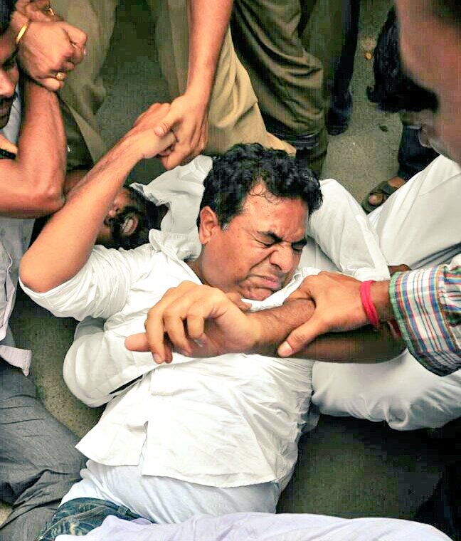 SRINATH_BRS's tweet photo. ఎవడురా ....కేటీఆర్  గారు  ఉద్యమం చెయ్యకుండా ...ప్రజల పక్షాన పోరాటం చెయ్యకుండా ...మంత్రి పదవిలో కూర్చున్నాడని విమర్శించే సన్నాసులు.

దమ్ముంటే ....మీ పోరాట రుజువులు బయటపెట్టండి ?? @KTRTRS
@UttamTPCC

#TelanganaWithKCR 
#ISupportKTR
#TelanganaElections2018 https://t.co/HR46kCUiua