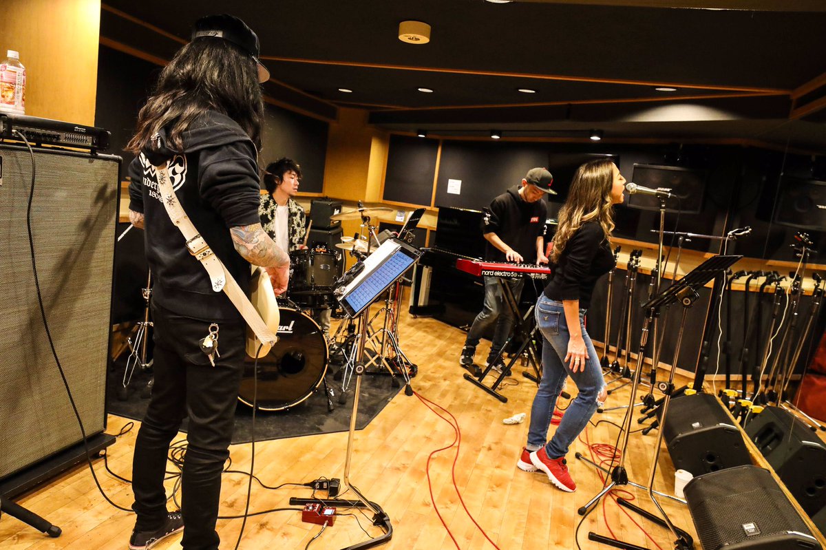 J_A_S_M_I_N_E_'s tweet photo. 10月18日 DUO music exchange "Fine Night Music" のリハーサルは 絶賛遂行中!
靴はJADEのお気に入りちゃんを吐いて👟 @jade_shoes
#JADE7
#jade7partner
#jade7パートナー https://t.co/oHWeifvIFs