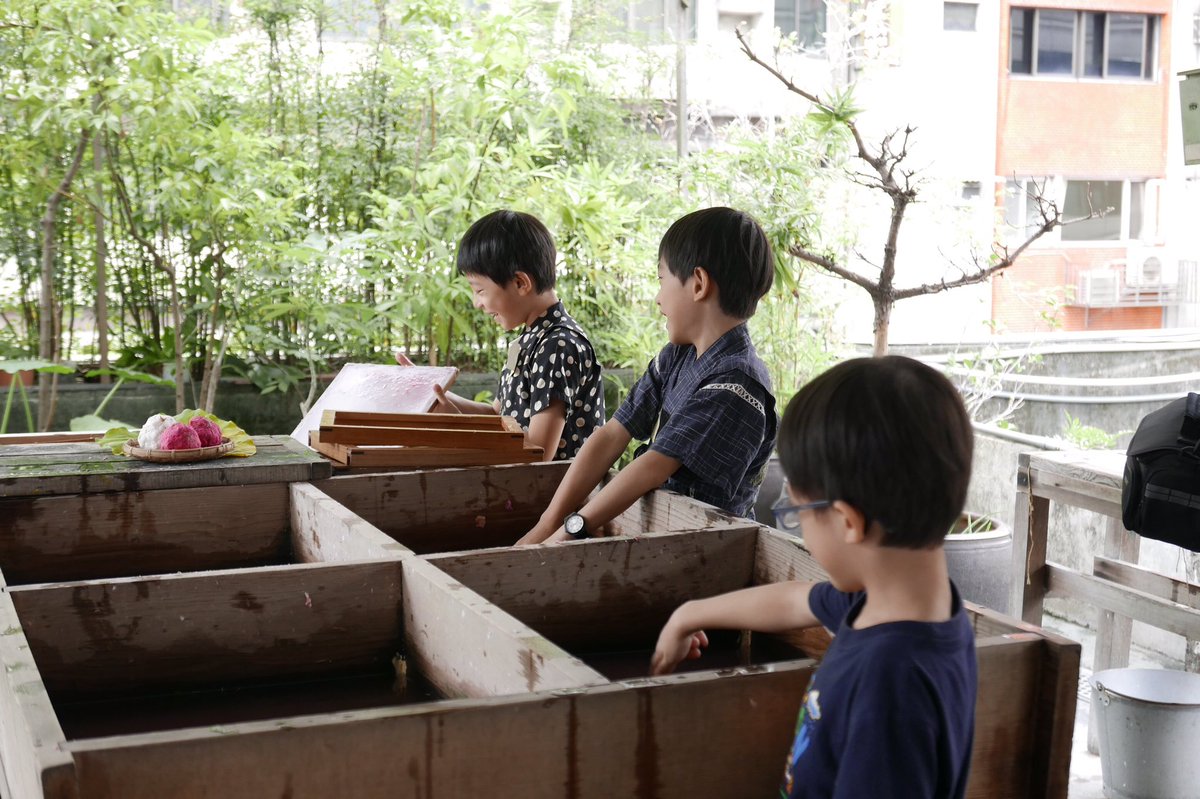 BindSomething's tweet image. 수호 종이 박물관에 다녀왔습니다. 바람이 솔솔 불고, 초록 식물로 둘러 쌓인 곳에서 종이를 만듭니다. 🌿🌿 #handmadepaper #bindsomething