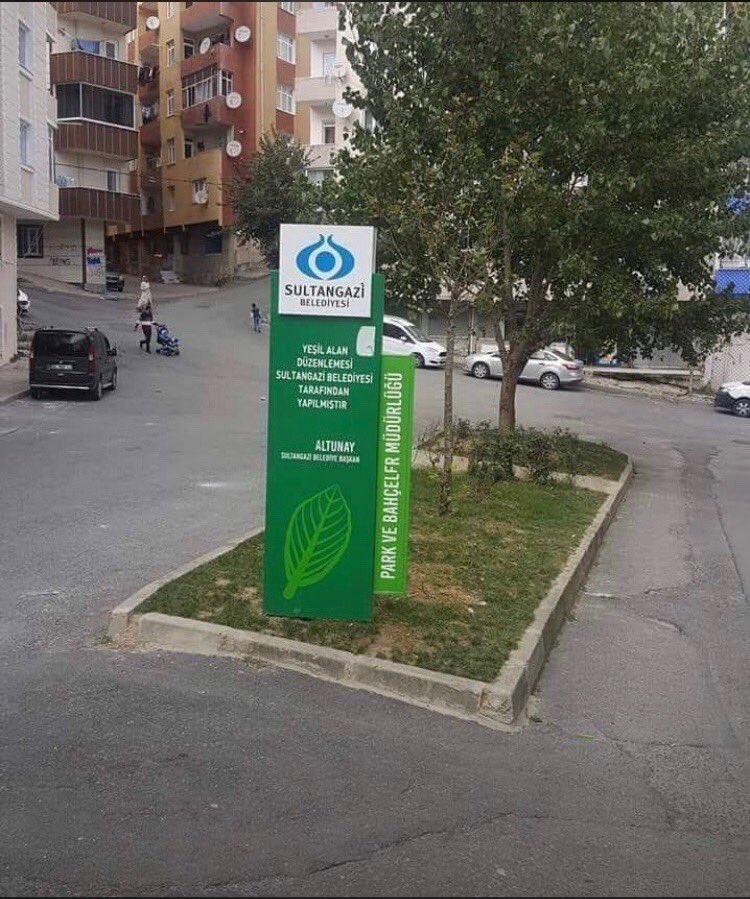 Bazen gördüğüm gerçek olamayacak kadar saçma ama şaka olamayacak kadar da kötü olan şeylerin espri kabiliyeti olmayan ama yine de iyi niyetli olan biri tarafından yapılmış kurgular olduğunu düşünmek istiyorum