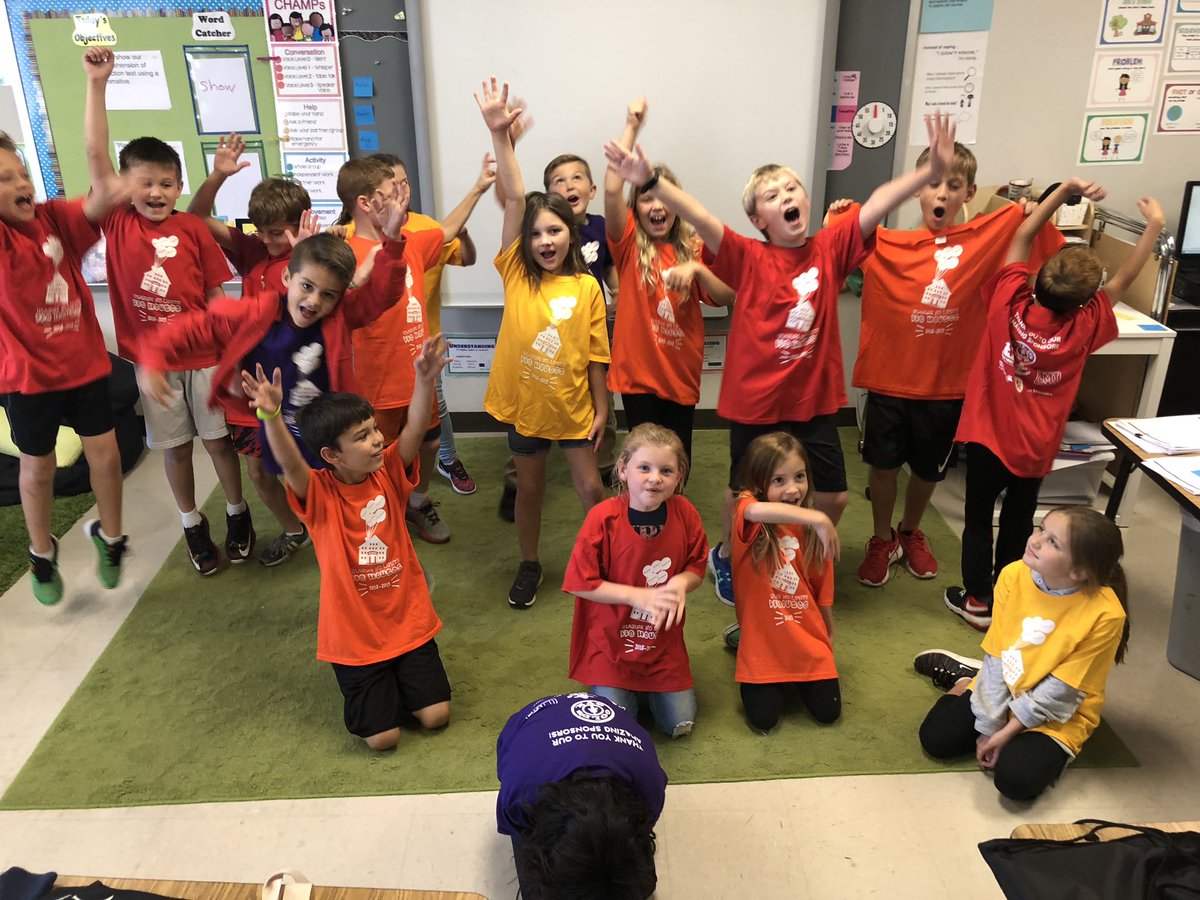 mslabone's tweet photo. We may be houses of many colors and diversity, but we are a family building relationships. @bearbranchelem #imagineno https://t.co/hd8sH4vsCd
