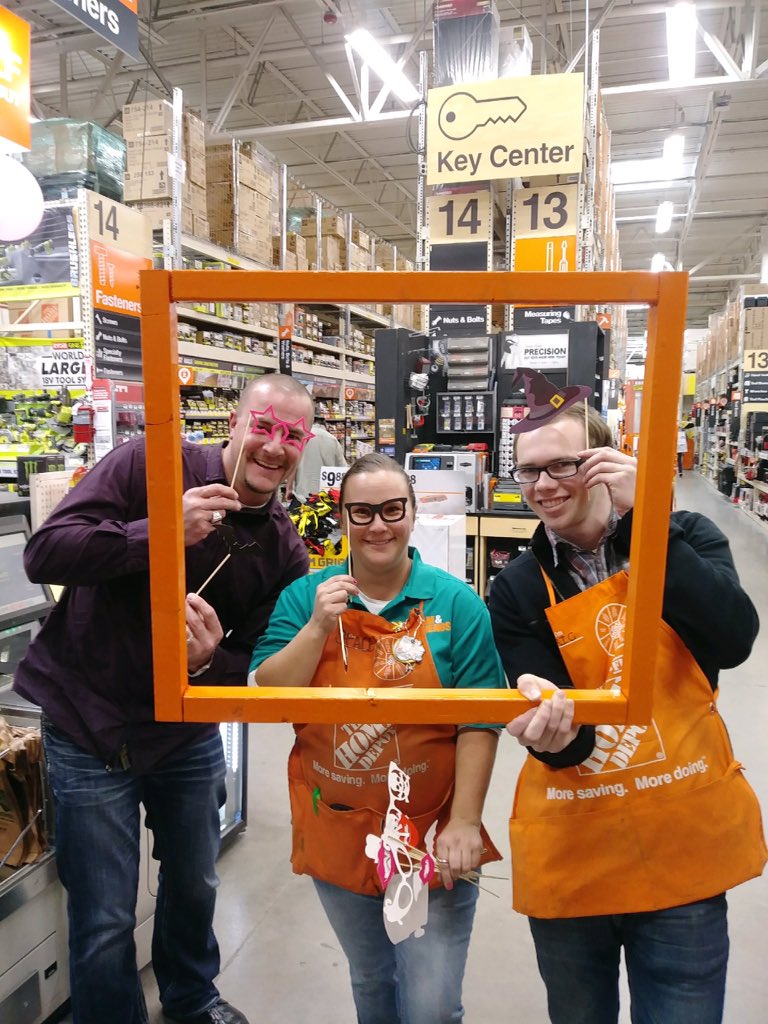 RussWesley23's tweet photo. Photo Booth Day at the Ferocious 4416! Too much fun taking pictures with the best Cashiers and Friends! #Ferocious4416 #drivingD53 https://t.co/Hljo0HBjxd