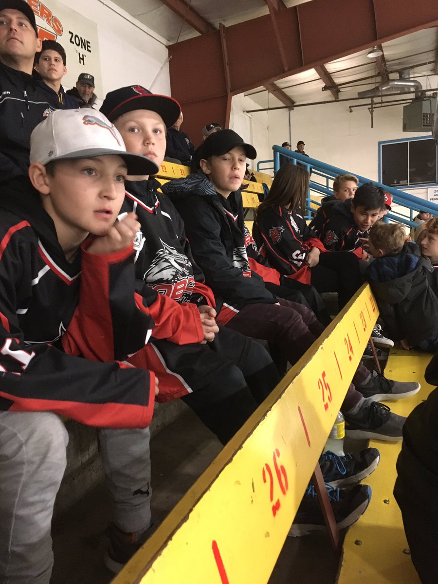 stoonblazers's tweet photo. A big thanks to the Peewee Bobcat Oilers for representing as Minor Hockey Team of the Night on October 12th.  Mateo Tremonte was the big winner of the Blazer puck toss. #B’s https://t.co/ZiOPCpTQaR