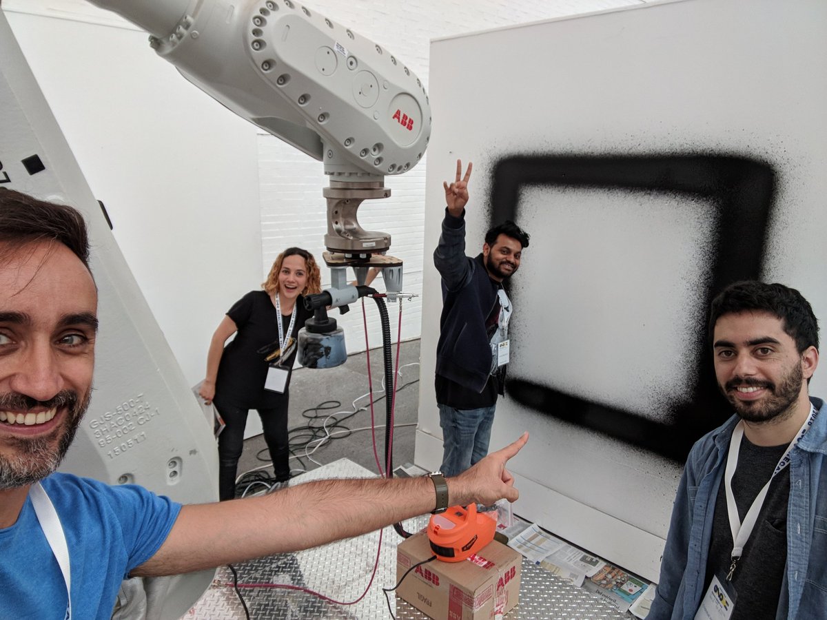 garciadelcast's tweet photo. The #TalkToAWall dream team, with @ali_nv, @vishubhooshan, @c_valenzuelab, and honorary @nonoesp :)
#🤖x🖌️ 
.
@acadiaorg #acadia2018 #Machina #RobotExMachina #Autodesk https://t.co/t5j41on9EG