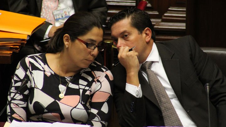 IDL_R's tweet photo. #ÚLTIMO Congresistas fujimoristas Úrsula Letona y Miguel Torres intentaron ingresar a la diligencia de allanamiento en el domicilio de Ana Hertz, asesora de #KeikoFujimori #CasoCócteles #LavaJato https://t.co/zjhlEMUUzm