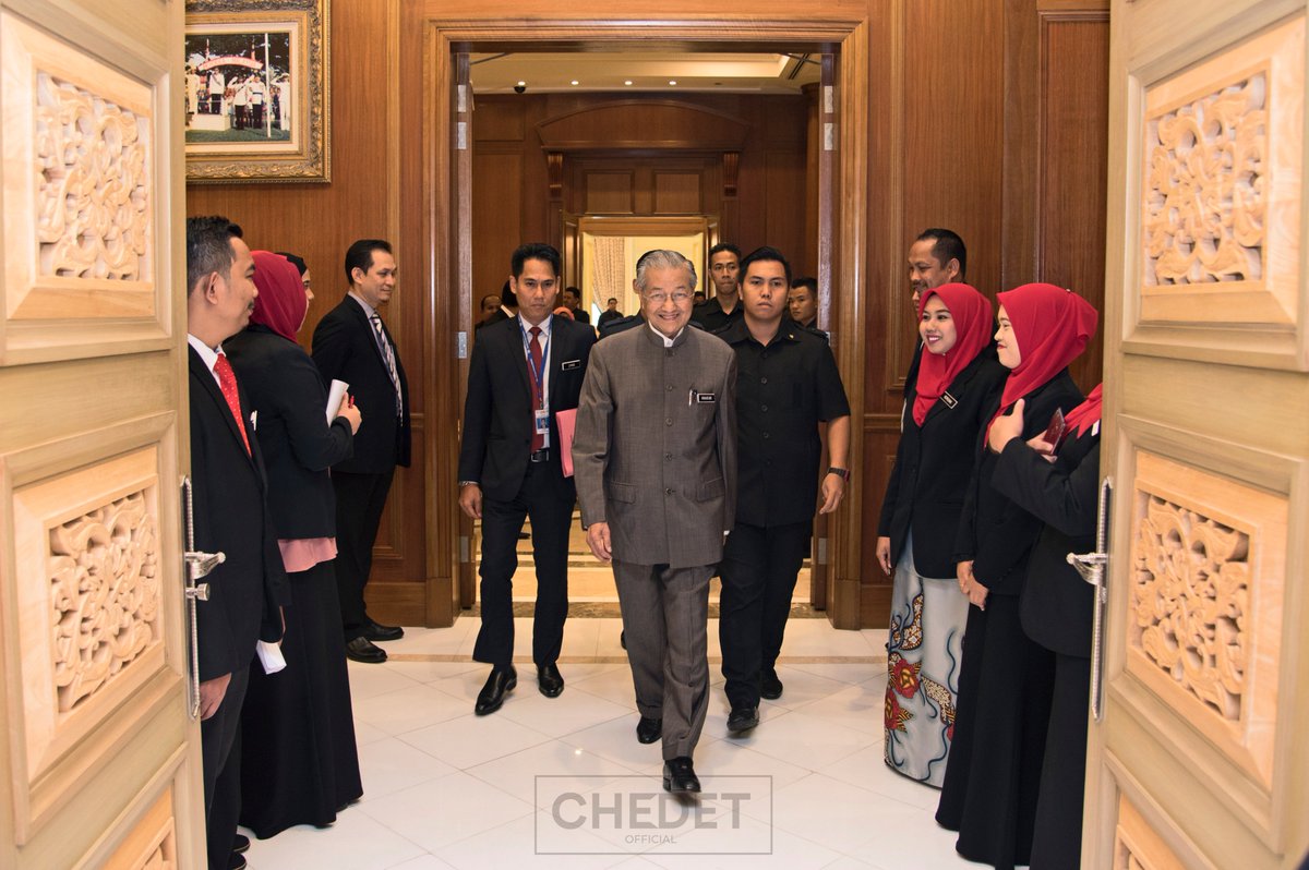 chedetofficial's tweet photo. YAB Perdana Menteri Tun Dr Mahathir bin Mohamad hadir mempengerusikan mesyuarat Menteri Besar dan Ketua Menteri kali ke-132 hari ini di Bangunan Perdana Putra, Putrajaya. Mesyuarat ini merupakan kali pertama diadakan semenjak mengambil alih kerajaan. https://t.co/GicfqQtVr8
