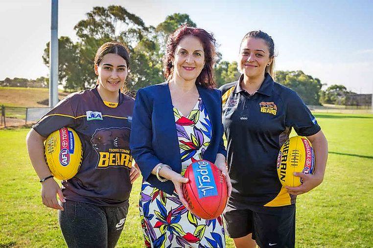 starweeklysport's tweet image. Thomastown Football Club feels the time is right for the club to embrace women’s football. ow.ly/l60x30meiiJ