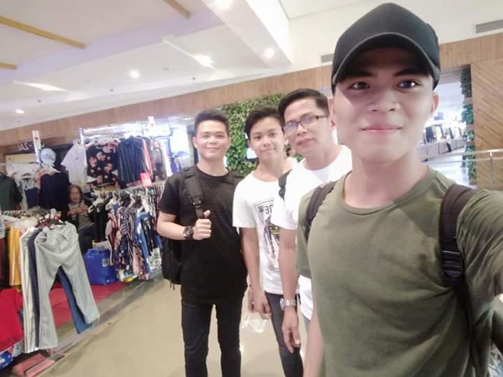 SleepJayvie's tweet photo. The one with the Glasses is my Father, he abandoned us 3 when I was just 8 yrs old. Because of a woman with 3 kids also. but ahm time passes by and voila! he requested a photo of us with him. it's the first photo we've ever had so why not? we forgave him so no big deal. https://t.co/oL9ek8xTDw