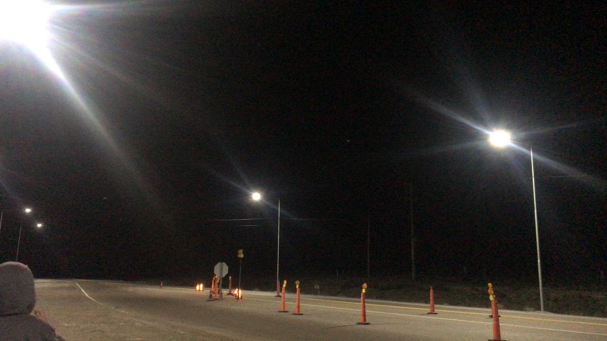 inefablearte's tweet photo. Las compañeras seguimos varadas hace 10hs en medio de la ruta esperando el transporte. 
Queremos desmentir cualquier información de que ya estamos volviendo hacia La Plata porque no es así. Seguimos esperando en la ruta. https://t.co/1HTXrfLoWn