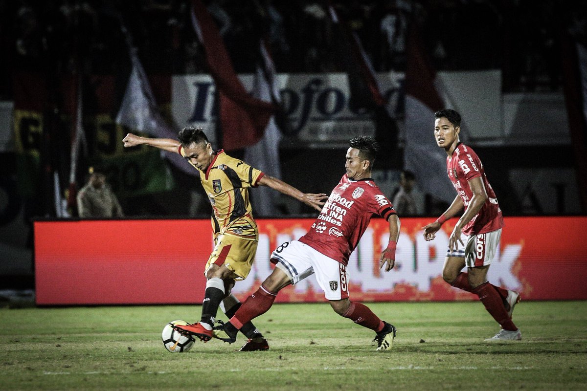 m_taufiq08's tweet photo. 🔴alhamdulillah🙏
⚪️Kerja keras lagi’ttp semangat💪
⚫️Matur suksma semeton suportnya luar biasa🔥 
#adidasindonesia #adidasfootball #x18 #createdwithadidas #heretocreate #footballicious 
@adidasindonesia @adidasfootball @footballicious https://t.co/AbOnrQgHnf