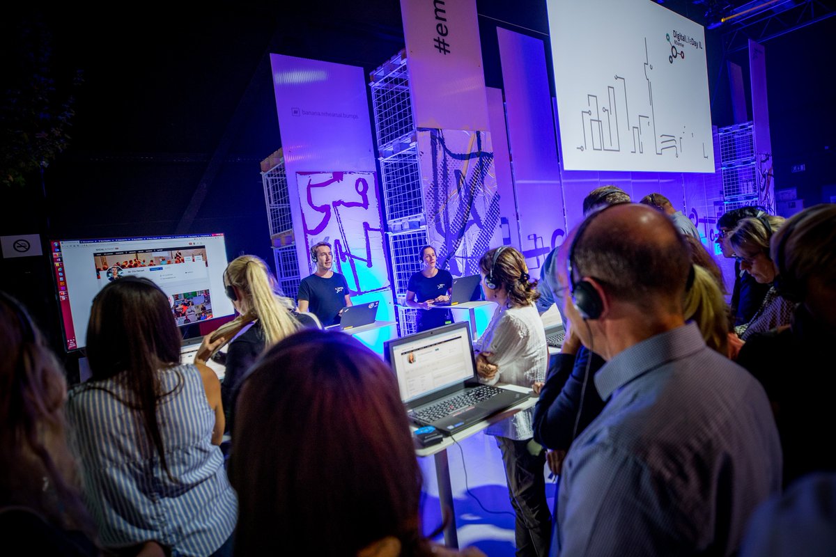 DaimlerTruck's tweet image. More than 400 Daimler lawyers, data-protection specialists &amp;amp; compliance managers were shaping new technologies at our 1st #DigitalIL day! 

👉 d.ai/DLDIL 

#Daimler #LegalTech #Legal #digitaltransformation #tech #innovation