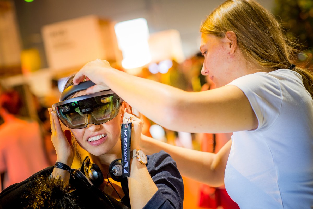 DaimlerTruck's tweet image. More than 400 Daimler lawyers, data-protection specialists &amp;amp; compliance managers were shaping new technologies at our 1st #DigitalIL day! 

👉 d.ai/DLDIL 

#Daimler #LegalTech #Legal #digitaltransformation #tech #innovation