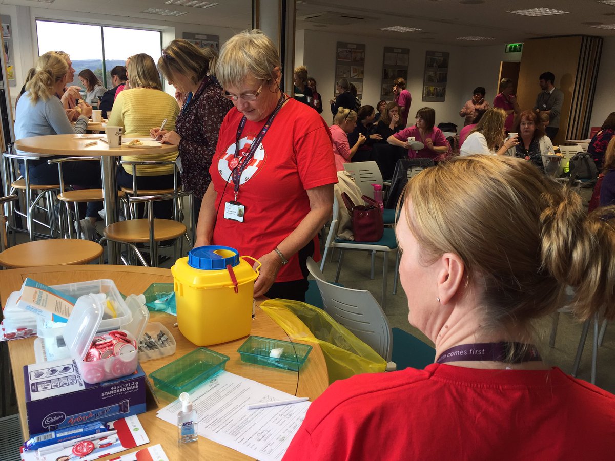 Great to see peer vaccinators at @OLCHCrumlin with pop-up #FluVaccine clinic at CNS study day @SuzanneDunne5 @davidjvaughan @SuzanneDempsey5 @CeoHardiman @sarahmaidment1 @GraBauer @MonaBaker18 @FfitzP @METMcMahon @SimonHarrisTD @HSELive