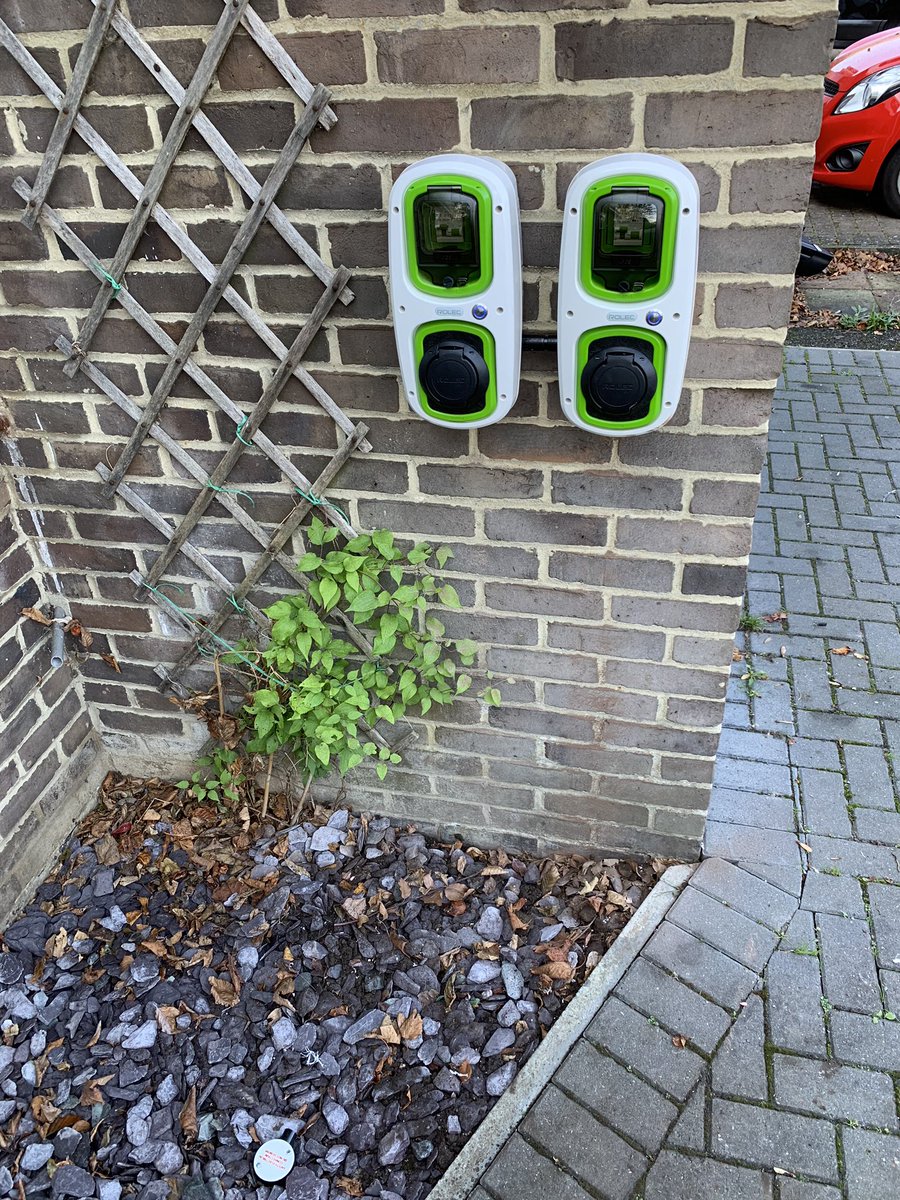 Double trouble! Another great install completed before 12pm, this allows our clients the afternoon to themselves. @RolecEV @OfficialNAPIT @renault_uk @RenaultZoeClub @GoUltraLow @OLEVgovuk @MetrelUkLtd #ev #12yearsstrong #srg #rolec #renaultzoe