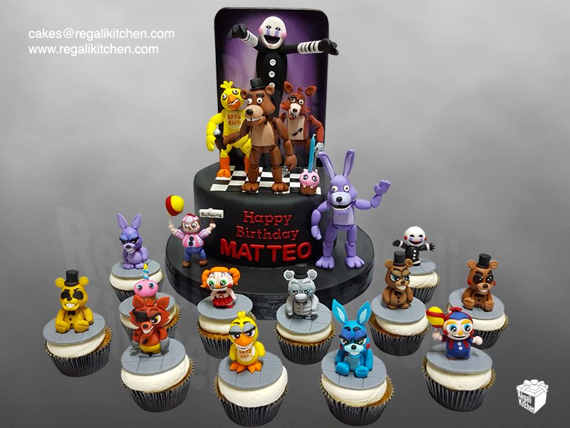 RegaliKitchen's tweet photo. #FiveNightsatFreddys #cake and #cupcakes set perfect for a #gamer.

#fnaf #fnafcake #fnafcupcakes #fivenightsatfreddyscake #fivenightsatfreddyscupcakes #gamercake #gaming #gamingcake #geek #geeky #geekcake #geekcupcakes https://t.co/v0HXsj2K5A