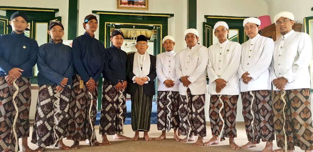 GunRomli's tweet photo. Agama &amp; adat harus berdampingan saling memperkuat demi kehidupan yg harmonis, inilah tokoh yg merawat agama, KH Ma'ruf Amin bersama pemuka &amp; abdi dalem Keraton Jogja, sarung &amp; kain batik, peci hitam &amp; blangkon, jas &amp; beskap 🙏 https://t.co/YxSSOI6JRB