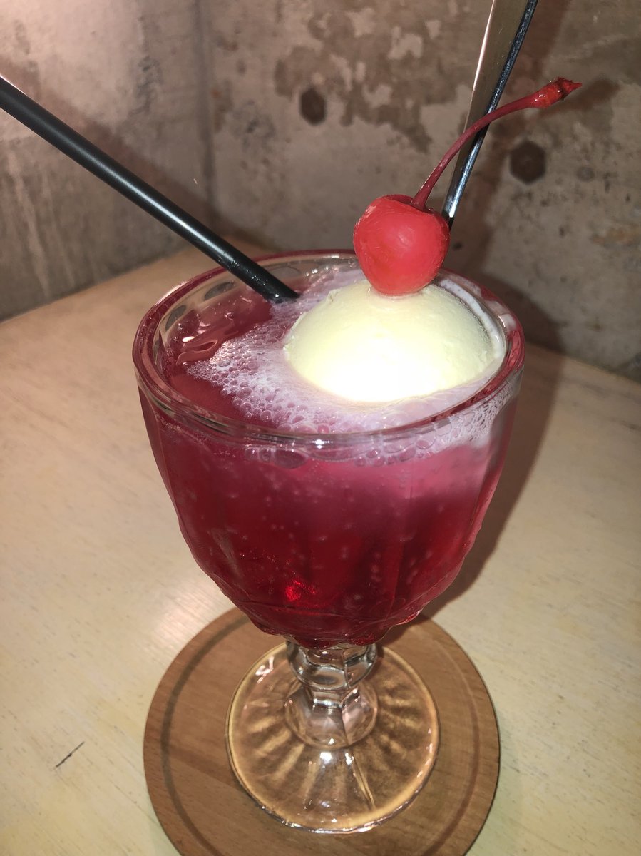 クリームソーダ研 No Twitter ブリキボタンのクリームソーダ 赤いクリームソーダです 赤ということでイチゴシロップの酸味があってそれと甘いバニラアイスのマッチが最強でした 炭酸弱め バニラアイス満点です これはインスタ映えしますね クリームソーダ