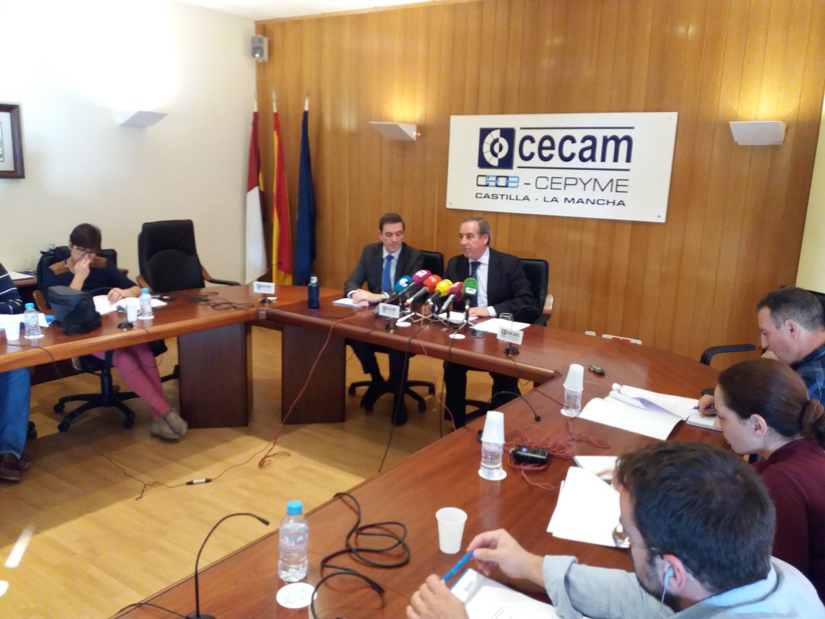 _CECAM's tweet photo. Estos son los #empresarios galardonados en los XV Premios Empresariales #CECAM: Roberto Arcos Galiano @Arcos, José Macías Valls @MiamiGastro, Abraham Sarrión Martínez d Construcciones Sarrión, Jesús Esteban Jimeno @jesthisa y Luis Garvín Heredia d Agrícola Garvín ENHORABUENA! https://t.co/rTVc7btXzJ