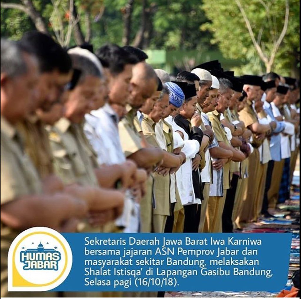 ridwankamil's tweet photo. SHALAT ISTISQO oleh para ASN Pemprov Jabar dilaksanakan hari ini di Lapangan Gasibu. Semoga berkah hujan bisa hadir secepatnya di propinsi Jawa Barat untuk mengairi sungai, sawah dan sumber2 air lainnya. Aamiin, https://t.co/HwRk4XvI9J